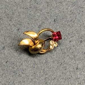 Vintage Circle Pin 1.25 In Ruby Red Rhinestone Gold Leaf Abstract Glam Retro 50s
